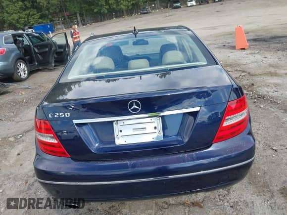 2012 Mercedes-Benz C 250 Sport с VIN WDDGF4HB7CR197331, выставлен на аукционе IAAI как лот 43288259 с пробегом 111 302 миль миль и . История ставок и продаж доступна на DreamBid. Изображение 16.