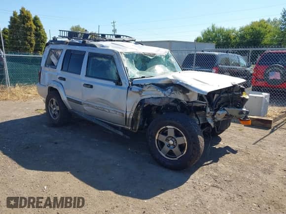 2006 Jeep Commander z VIN 1J8HG48N76C131206, wystawiony jako IAAI lot #43163922 z przebiegiem 178 593 mil mil oraz . Historia ofert i sprzedaży dostępna na DreamBid. Obrazek 1.