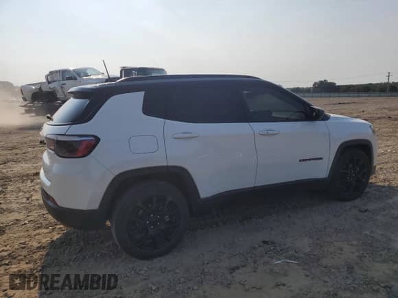 2022 Jeep Compass Altitude z VIN 3C4NJCBB9NT188076, wystawiony jako Copart lot #67362395 z przebiegiem 58 066 mil mil oraz Szkoda całkowita • Salvage title. Historia ofert i sprzedaży dostępna na DreamBid. Obrazek 3.