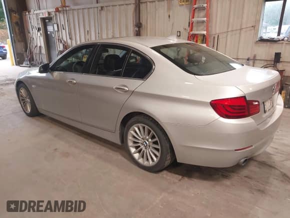 2012 BMW 5 Series 535i xDrive с VIN WBAFU7C51CDU60325, выставлен на аукционе IAAI как лот 43084721 с пробегом 86 942 миль миль и . История ставок и продаж доступна на DreamBid. Изображение 3.