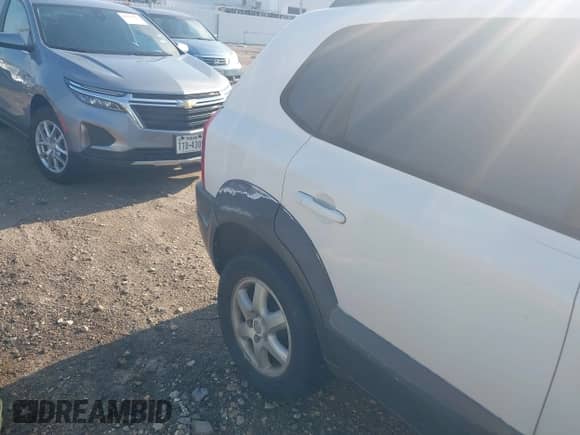 2005 Hyundai Tucson GLS z VIN KM8JN12D15U083719, wystawiony jako IAAI lot #42944227 z przebiegiem 131 997 mil mil oraz . Historia ofert i sprzedaży dostępna na DreamBid. Obrazek 6.