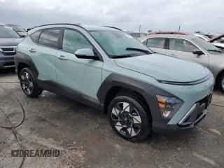 2024 Hyundai Kona SEL z VIN KM8HCCAB6RU043447, wystawiony jako Copart lot #73874754 z przebiegiem 10 659 mil mil oraz Nie do naprawy • Non repairable. Historia ofert i sprzedaży dostępna na DreamBid. Obrazek 4.