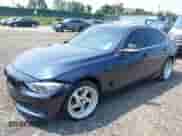 2014 BMW 3 Series 328i xDrive z VIN WBA3B3C51EJ982149, wystawiony jako IAAI lot #42897290 z przebiegiem 130 498 mil mil oraz . Historia ofert i sprzedaży dostępna na DreamBid. Obrazek 2.
