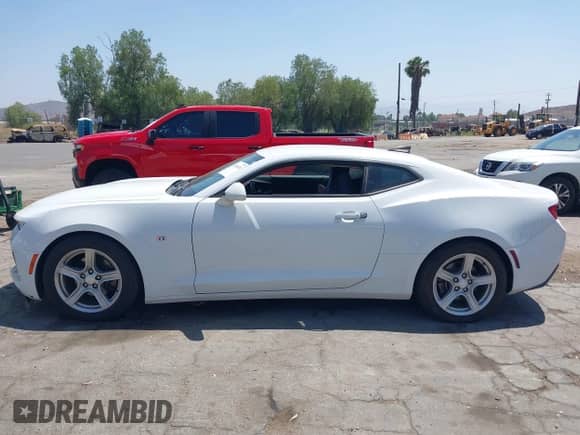 2018 Chevrolet Camaro 1LS z VIN 1G1FA1RX1J0183352, wystawiony jako IAAI lot #42500318 z przebiegiem 105 151 mil mil oraz . Historia ofert i sprzedaży dostępna na DreamBid. Obrazek 14.