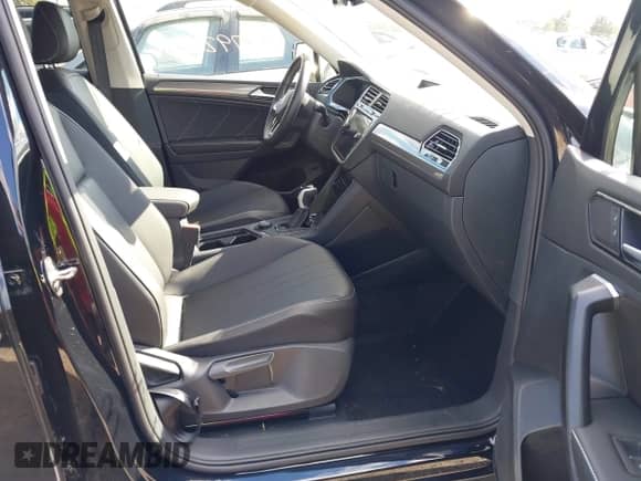 2024 Volkswagen Tiguan SE с VIN 3VV2B7AX9RM136727, выставлен на аукционе IAAI как лот 43427923 с пробегом 4 919 миль миль и . История ставок и продаж доступна на DreamBid. Изображение 5.