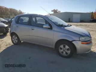 2006 Chevrolet Aveo LS z VIN KL1TD666X6B628457, wystawiony jako Copart lot #82112454 z przebiegiem 85 616 mil mil oraz Szkoda całkowita • Salvage title. Historia ofert i sprzedaży dostępna na DreamBid. Obrazek 4.