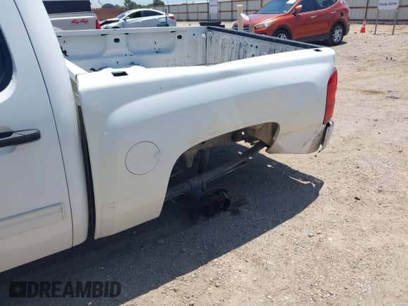 2011 Chevrolet Silverado 1500 LT z VIN 3GCPCSE03BG180213, wystawiony jako IAAI lot #42673283 z przebiegiem 212 762 mil mil oraz . Historia ofert i sprzedaży dostępna na DreamBid. Obrazek 6.