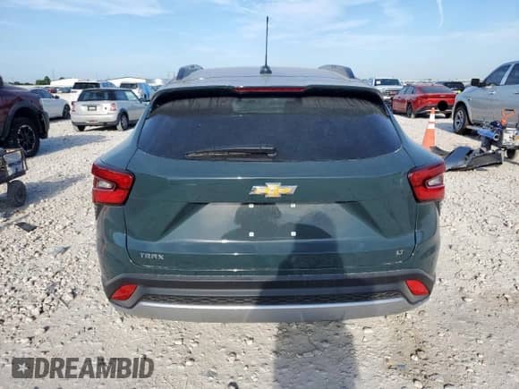 2025 Chevrolet Trax LT z VIN KL77LHEP6SC217657, wystawiony jako Copart lot #67315785 z przebiegiem 4 575 mil mil oraz Czysty tytuł • Clean title. Historia ofert i sprzedaży dostępna na DreamBid. Obrazek 6.