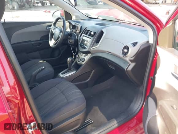 2013 Chevrolet Sonic LT с VIN 1G1JC6SH2D4127597, выставлен на аукционе IAAI как лот 42454699 с пробегом 103 693 миль миль и . История ставок и продаж доступна на DreamBid. Изображение 5.
