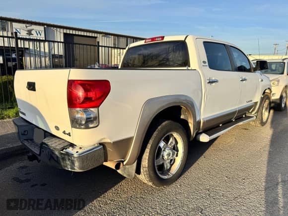 2008 Toyota Tundra Limited z VIN 5TFDV58168X073440, wystawiony jako Copart lot #90197965 z przebiegiem Nie podano mil oraz Czysty tytuł • Clean title. Historia ofert i sprzedaży dostępna na DreamBid. Obrazek 4.