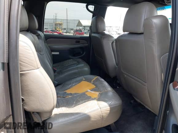 2000 Chevrolet Suburban LS z VIN 3GNEC16TXYG213573, wystawiony jako IAAI lot #42374608 z przebiegiem 155 774 mil mil oraz . Historia ofert i sprzedaży dostępna na DreamBid. Obrazek 8.