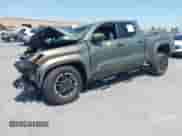 2024 Toyota Tacoma SR5 z VIN 3TMLB5JN8RM007836, wystawiony jako IAAI lot #42443151 z przebiegiem Nie podano mil oraz . Historia ofert i sprzedaży dostępna na DreamBid. Obrazek 2.