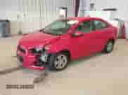 2012 Chevrolet Sonic LT z VIN 1G1JD5SB0C4223455, wystawiony jako IAAI lot #41913799 z przebiegiem 139 919 mil mil oraz . Historia ofert i sprzedaży dostępna na DreamBid. Obrazek 2.