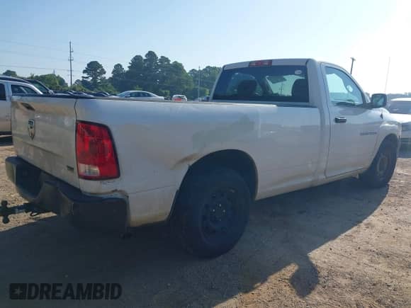 2012 Ram 1500 ST z VIN 3C6JD6DP5CG244057, wystawiony jako IAAI lot #42330312 z przebiegiem 237 024 mil mil oraz . Historia ofert i sprzedaży dostępna na DreamBid. Obrazek 4.