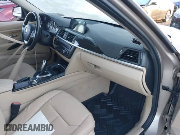 2015 BMW 3 Series 328i xDrive с VIN WBA3B5G58FNS18962, выставлен на аукционе IAAI как лот 43360488 с пробегом 73 256 миль миль и . История ставок и продаж доступна на DreamBid. Изображение 5.