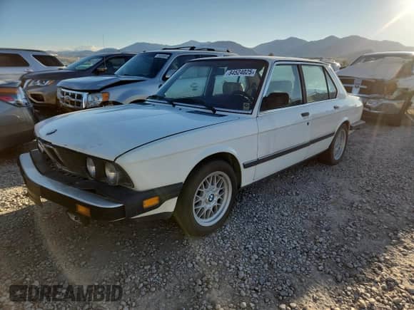 1987 BMW 5 Series с VIN WBADK7307H9652683, выставлен на аукционе Copart как лот 84524025 с пробегом 123 140 миль миль и Чистый • Clean title. История ставок и продаж доступна на DreamBid. Изображение 1.