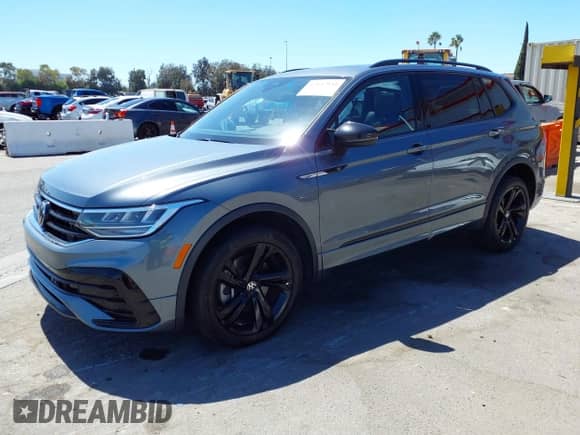 2023 Volkswagen Tiguan SE R-Line Black с VIN 3VVCB7AX6PM025036, выставлен на аукционе IAAI как лот 43137934 с пробегом 61 386 миль миль и . История ставок и продаж доступна на DreamBid. Изображение 2.