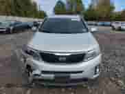 2014 Kia Sorento LX z VIN 5XYKT4A60EG489866, wystawiony jako Copart lot #85171015 z przebiegiem 153 148 mil mil oraz Szkoda całkowita • Salvage title. Historia ofert i sprzedaży dostępna na DreamBid. Obrazek 5.