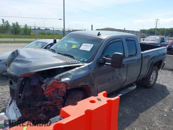 2011 Chevrolet Silverado 2500HD z VIN 1GC2KXEG2BZ390549, wystawiony jako IAAI lot #43052670 z przebiegiem 86 632 mil mil oraz . Historia ofert i sprzedaży dostępna na DreamBid. Obrazek 18.
