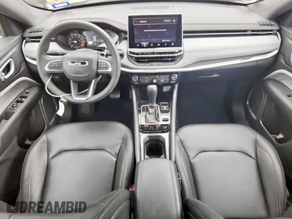 2024 Jeep Compass Latitude Lux с VIN 3C4NJDFN7RT578934, выставлен на аукционе Copart как лот 62761585 с пробегом 9 935 миль миль и Чистый • Clean title. История ставок и продаж доступна на DreamBid. Изображение 8.