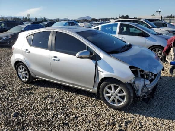 2013 Toyota Prius Three with VIN JTDKDTB39D1043614, listed as a Copart auction lot 89720135 with 251,803 mi miles and Salvage title. Bid and sale history available at DreamBid. Image 4.