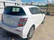 2018 Chevrolet Sonic LT z VIN 1G1JG6SH9J4110845, wystawiony jako Copart lot #82162555 z przebiegiem 137 730 mil mil oraz Czysty tytuł • Clean title. Historia ofert i sprzedaży dostępna na DreamBid. Obrazek 4.