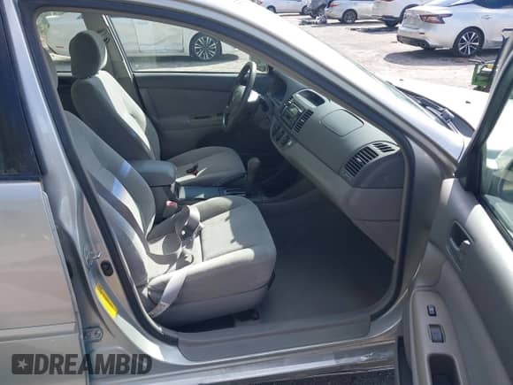 2004 Toyota Camry LE z VIN 4T1BE30K44U848146, wystawiony jako IAAI lot #43494594 z przebiegiem 178 160 mil mil oraz . Historia ofert i sprzedaży dostępna na DreamBid. Obrazek 5.