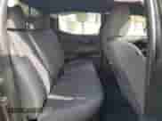 2018 Toyota Tacoma SR5 z VIN 3TMBZ5DN4JM017240, wystawiony jako Copart lot #60284405 z przebiegiem 150 310 mil mil oraz Szkoda całkowita • Salvage title. Historia ofert i sprzedaży dostępna na DreamBid. Obrazek 10.
