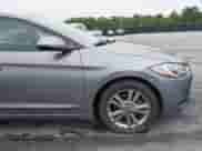 2017 Hyundai Elantra SE z VIN KMHD84LF3HU368898, wystawiony jako IAAI lot #42904443 z przebiegiem 93 536 mil mil oraz . Historia ofert i sprzedaży dostępna na DreamBid. Obrazek 18.