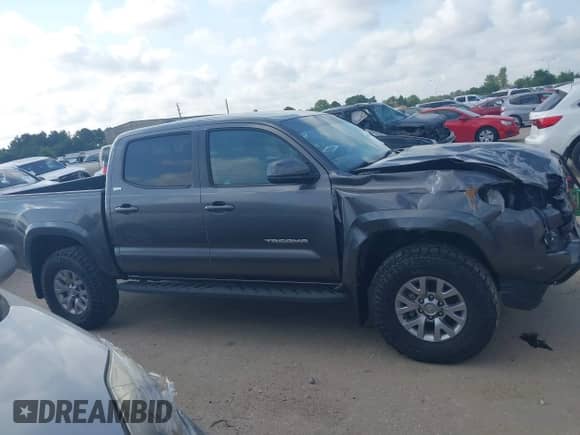 2017 Toyota Tacoma SR5 z VIN 5TFAZ5CN9HX050378, wystawiony jako IAAI lot #42942344 z przebiegiem 158 431 mil mil oraz . Historia ofert i sprzedaży dostępna na DreamBid. Obrazek 13.