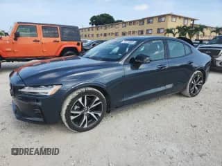 2024 Volvo S60 Core Dark Theme z VIN 7JRL12TK7RG296319, wystawiony jako Copart lot #70319945 z przebiegiem 11 647 mil mil oraz Czysty tytuł • Clean title. Historia ofert i sprzedaży dostępna na DreamBid. Obrazek 1.