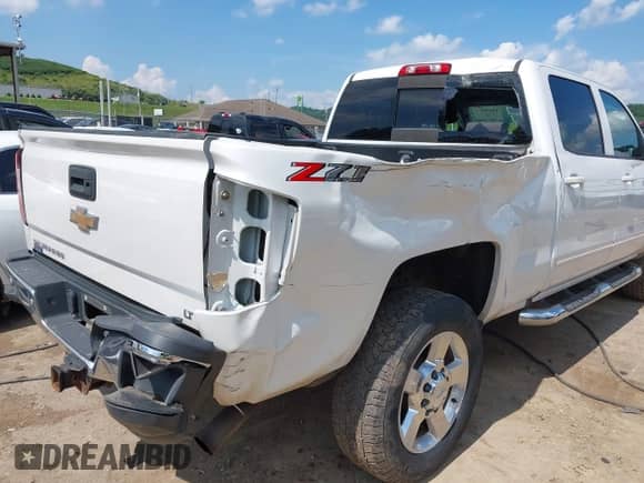 2018 Chevrolet Silverado 2500HD LT z VIN 1GC1KVEG9JF188050, wystawiony jako IAAI lot #42696983 z przebiegiem 103 599 mil mil oraz . Historia ofert i sprzedaży dostępna na DreamBid. Obrazek 17.