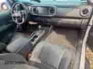 2023 Toyota Tacoma SR z VIN 3TYRZ5CN5PT033640, wystawiony jako Copart lot #69745075 z przebiegiem 14 471 mil mil oraz Szkoda całkowita • Salvage title. Historia ofert i sprzedaży dostępna na DreamBid. Obrazek 8.