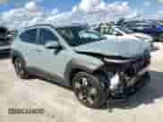 2025 Hyundai Kona SEL z VIN KM8HB3AB3SU194481, wystawiony jako Copart lot #79315134 z przebiegiem 5 863 mil mil oraz Nie do naprawy • Non repairable. Historia ofert i sprzedaży dostępna na DreamBid. Obrazek 4.