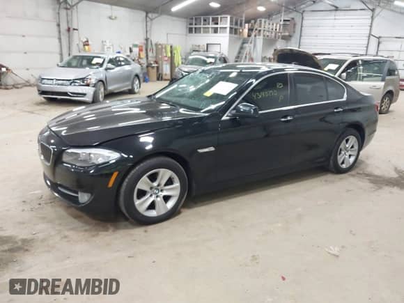 2013 BMW 5 Series 528i xDrive с VIN WBAXH5C55DD111828, выставлен на аукционе IAAI как лот 43140790 с пробегом 156 206 миль миль и . История ставок и продаж доступна на DreamBid. Изображение 2.