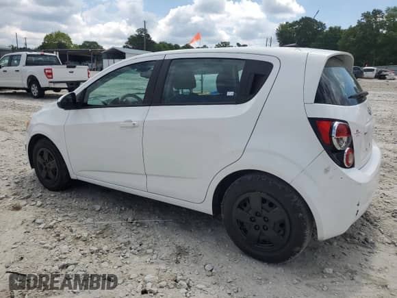 2013 Chevrolet Sonic LS z VIN 1G1JA6SH2D4189443, wystawiony jako Copart lot #56070635 z przebiegiem 133 250 mil mil oraz Szkoda całkowita • Salvage title. Historia ofert i sprzedaży dostępna na DreamBid. Obrazek 2.