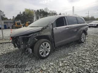 2024 Toyota Sienna Platinum с VIN 5TDERKEC7RS222510, выставлен на аукционе Copart как лот 50896995 с пробегом 7 270 миль миль и Списание • Salvage title. История ставок и продаж доступна на DreamBid. Изображение 1.