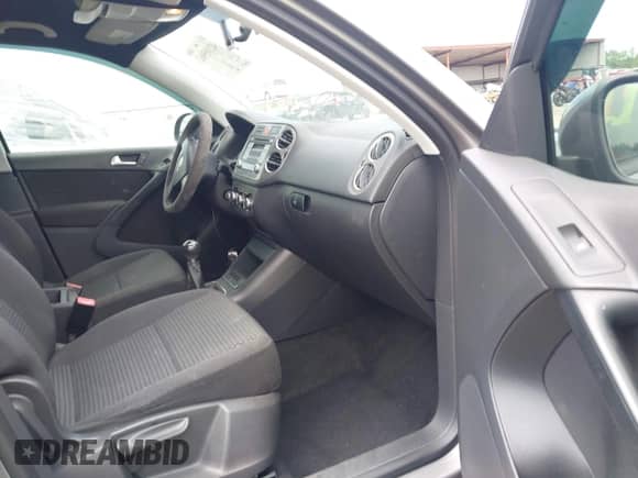 2010 Volkswagen Tiguan S с VIN WVGCV7AX9AW515432, выставлен на аукционе IAAI как лот 42105962 с пробегом 91 405 миль миль и . История ставок и продаж доступна на DreamBid. Изображение 5.