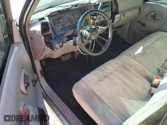 1998 Chevrolet Silverado 1500 z VIN 1GCEC14W2WZ268943, wystawiony jako Copart lot #88802795 z przebiegiem 200 938 mil mil oraz Szkoda całkowita • Salvage title. Historia ofert i sprzedaży dostępna na DreamBid. Obrazek 8.