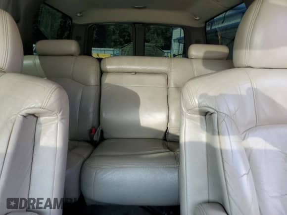 2000 Chevrolet Suburban LT с VIN 3GNFK16T5YG134397, выставлен на аукционе Copart как лот 69348205 с пробегом 245 944 миль миль и Списание • Salvage title. История ставок и продаж доступна на DreamBid. Изображение 10.