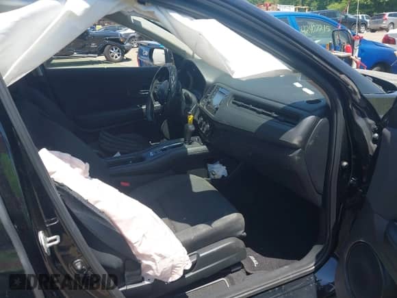 2020 Honda HR-V LX z VIN 3CZRU6H30LM739135, wystawiony jako IAAI lot #42394329 z przebiegiem 102 112 mil mil oraz . Historia ofert i sprzedaży dostępna na DreamBid. Obrazek 5.