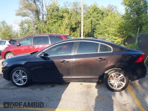 2015 Volvo S60 T5 Premier с VIN YV1612TK4F1345481, выставлен на аукционе IAAI как лот 43141748 с пробегом 179 143 миль миль и . История ставок и продаж доступна на DreamBid. Изображение 14.