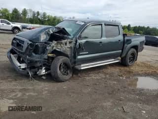 2011 Toyota Tacoma z VIN 5TFJX4GN2BX005865, wystawiony jako Copart lot #55885075 z przebiegiem 128 646 mil mil oraz Szkoda całkowita • Salvage title. Historia ofert i sprzedaży dostępna na DreamBid. Obrazek 1.