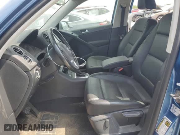 2017 Volkswagen Tiguan S с VIN WVGAV7AX7HK002222, выставлен на аукционе Copart как лот 68450695 с пробегом 112 735 миль миль и Списание • Salvage title. История ставок и продаж доступна на DreamBid. Изображение 7.