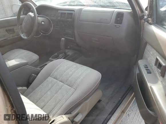 2000 Toyota Tacoma PreRunner z VIN 4TASN92N8YZ657400, wystawiony jako Copart lot #82271215 z przebiegiem 165 953 mil mil oraz Czysty tytuł • Clean title. Historia ofert i sprzedaży dostępna na DreamBid. Obrazek 8.