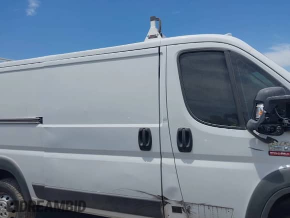 2015 Ram ProMaster Cargo z VIN 3C6TRVAG2FE513737, wystawiony jako IAAI lot #42893845 z przebiegiem 189 636 mil mil oraz . Historia ofert i sprzedaży dostępna na DreamBid. Obrazek 13.