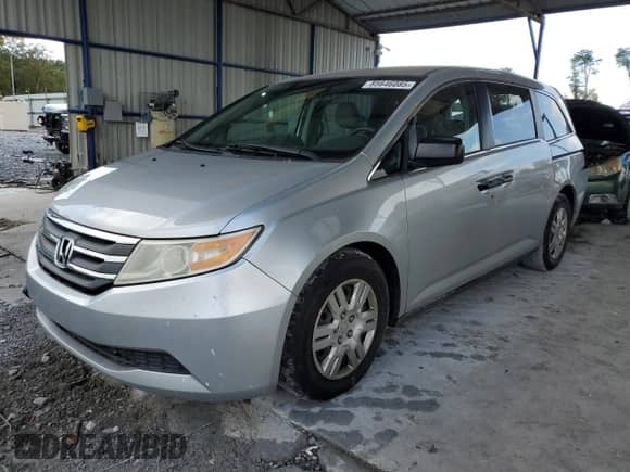 2013 Honda Odyssey LX z VIN 5FNRL5H27DB052198, wystawiony jako Copart lot #85646085 z przebiegiem 130 530 mil mil oraz Szkoda całkowita • Salvage title. Historia ofert i sprzedaży dostępna na DreamBid. Obrazek 1.