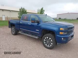 2015 Chevrolet Silverado 2500HD High Country z VIN 1GC1KXE86FF567079, wystawiony jako IAAI lot #42755467 z przebiegiem 287 112 mil mil oraz . Historia ofert i sprzedaży dostępna na DreamBid. Obrazek 1.