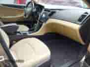 2014 Hyundai Sonata GLS z VIN 5NPEB4AC6EH840424, wystawiony jako IAAI lot #43434737 z przebiegiem 138 849 mil mil oraz . Historia ofert i sprzedaży dostępna na DreamBid. Obrazek 5.