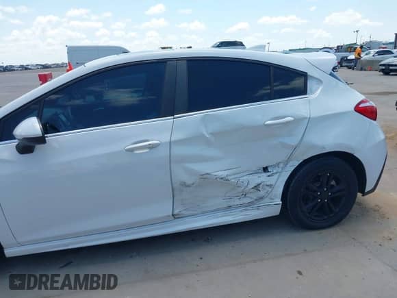 2017 Chevrolet Cruze LT z VIN 3G1BE6SM1HS532593, wystawiony jako IAAI lot #43011740 z przebiegiem 127 480 mil mil oraz . Historia ofert i sprzedaży dostępna na DreamBid. Obrazek 6.